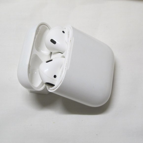 Apple Airpods A1523 Bluetooth Wireless Earbuds - Picture 1 of 7